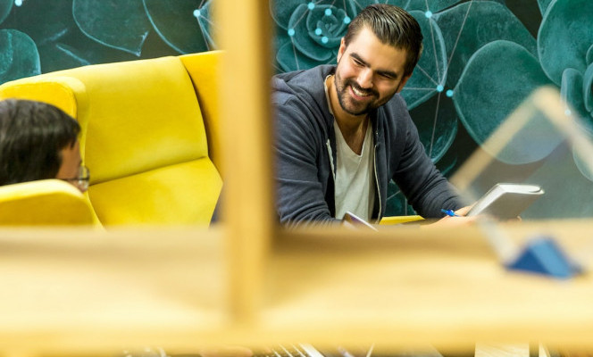 man in yellow chair speaking to therapist in yellow chair